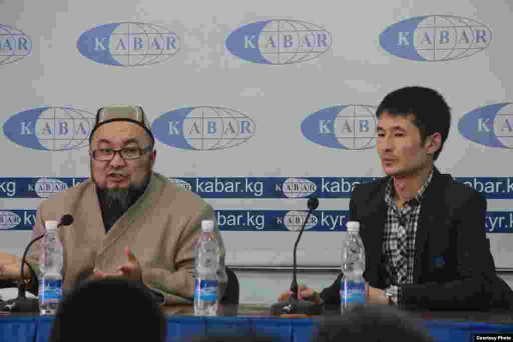 Экс-муфтий Чубак Жалилов и Уланбек Эгизбаев на пресс-конференции. 7 марта 2015 года.