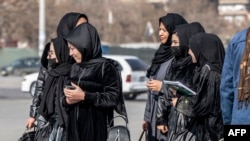 Tinere afgane mergând la cursuri medicale la Kabul, la o școală privată, pe când talibanii încă permiteau acest lucru. 