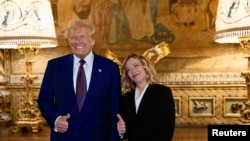 Premierul italian, Giorgia Meloni, în timpul unei vizite la reședința lui Donald Trump din Mar-a-Lago. 4 ianuarie 2025.
