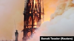 Katedrala Notre Dame u Parizu u plamenu