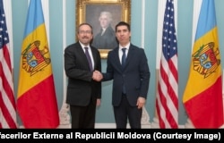 Subsecretarul de Stat pentru Afaceri Politice, John Bass, și ministrul moldovean de Externe, Mihai Popșoi, într-o întrevedere la Washington, D.C din 5 decembrie.