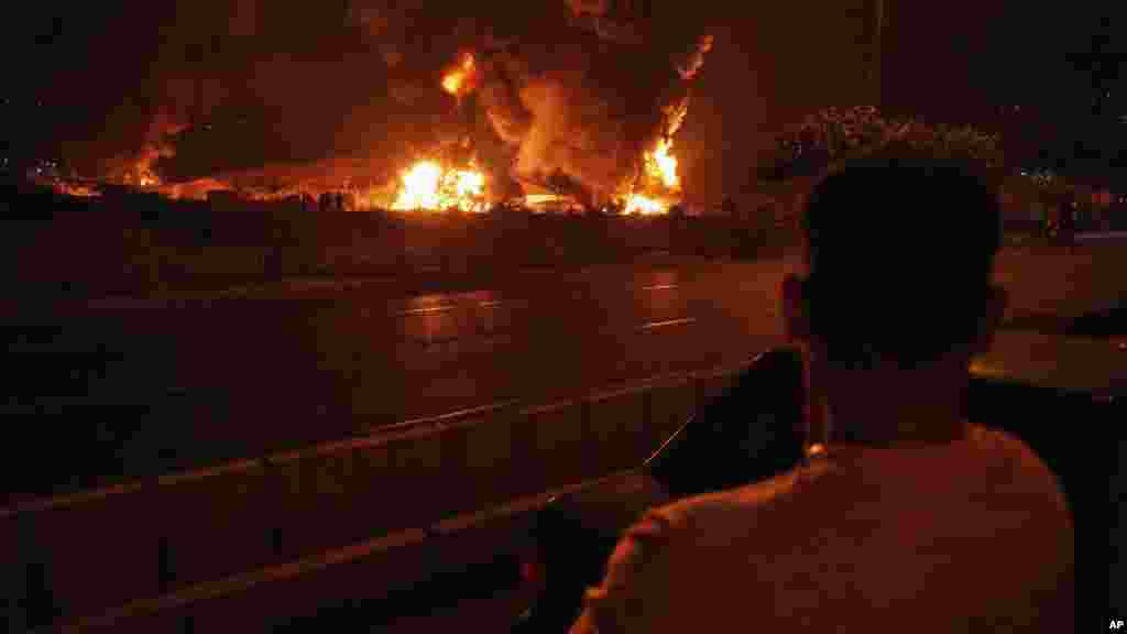 Az egyik izraeli légicsapás után egy olajtároló is kigyulladt Teheránban június 15-én