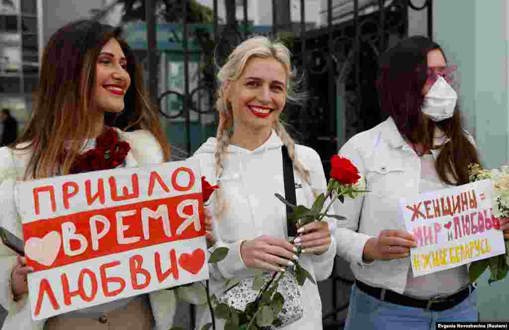 Žene na protestima u Moskvi u znak solidarnosti sa bjeloruskim demonstrantima 15. avgusta. Znak na lijevoj strani: &quot;Vrijeme za ljubav je stiglo.&quot; Na znaku na desnoj strani stoji: &quot;Žene su mir i ljubav. Živjela Bjelorusija.&quot;