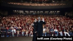 Reditelj filma Bidad Soheil Beiraghi (desno) i njegova supruga, šminkerica Roxana Nikpour, na 59. Međunarodnom filmskom festivalu u Karlovim Varima, 10. jula 2025.