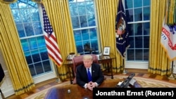 Trump u Ovalnoj kancelariji Bijele kuće