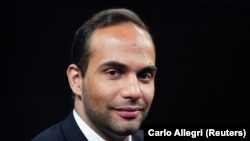 George Papadopoulos, Donald Trump 2016-os elnöki kampányának egyik külpolitikai tanácsadója áll be egy fotóhoz New Yorkban, 2019. március 26-án. 