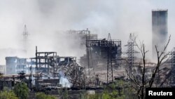 Ukrajinci su nedeljama bili skriveni u čeličani Azovstal. Oni koji su preživeli opsadu, u maju su zarobljeni (Foto: Uništena čeličana Azovstal u Mariupolju)