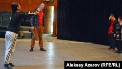 Эпизод мастер-класса в рамках Лаборатории социального и инклюзивного театра. Алматы, 4 февраля 2017 года.