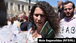 По словам Лейлы Мустафаевой, слежку за ее семьей проводила группа людей из семи-восьми человек, на вид азербайджанцев