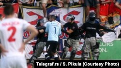 Policija i golman Zvezde Boban Bajković na utakmici Javor-Crvena zvezda, FOTO: Telegraf.rs/S. Pikula