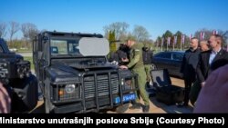 Ministar Ivica Dačić demonstrira upotrebu akustičnog uređaja dugog dometa (LRAD) tipa 450XL i 100X, poznat i kao "zvučni top", Beograd, 19. marta 2025.