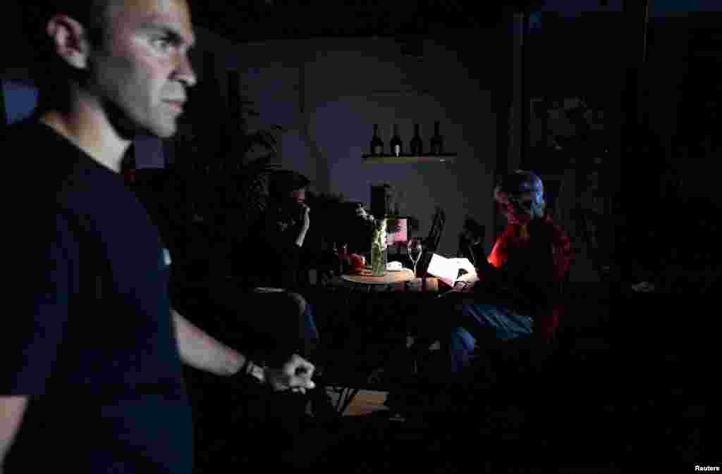 Tenis - Otvoreno prvenstvo Madrida - Park Manzanares, navijači nakon što su mečevi prekinuti zbog nestanka struje, 28. april 2025.