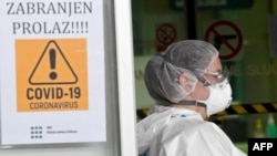 Kako je prosječna dob oboljelih niža nego ranije, smanjuje se trajanje boravka oboljelih u bolnicama (na fotografiji medicinarka ispred zagrebačke bolnice u Dubravi, 2021.)