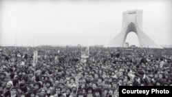 Розпочинається революція. Приблизно мільйон людей виходять на тегеранський Майдан Свободи. 1979 р.