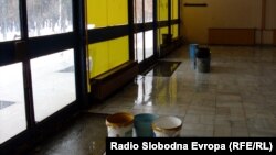 Спортската сала Младост во Битола, каде што поголем дел од македонските ракометни репрезентативци ја почнаа или поминаа дел од кариерата се распаѓа.