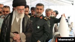 Vrhovni vođa Ali Hamnei i iranski vojni zvaničnici, uključujući komandanta IRGC-a Amira Alija Hadžizadeha, maj, 2014. godine