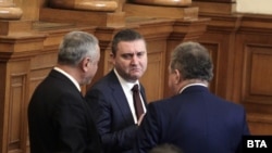 Владислав Горанов (в средата) отрече да е извършвал нарушения в събота