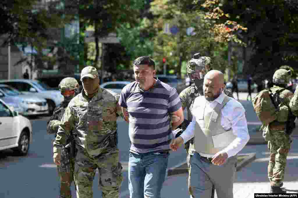 УКРАИНА - Полицијата во Украина го уапси мажот кој влезе во зградата на украинската влада во Киев и со часови се закануваше дека ќе активира експлозив. Шефот на украинската национална полиција Ихор Клименко рече дека осомничениот е ветеран од војната против сепаратистите поддржани од Русија на истокот од Украина. Тој рече дека осомничениот бил повреден два пати во војната, а едната повреда била на главата.