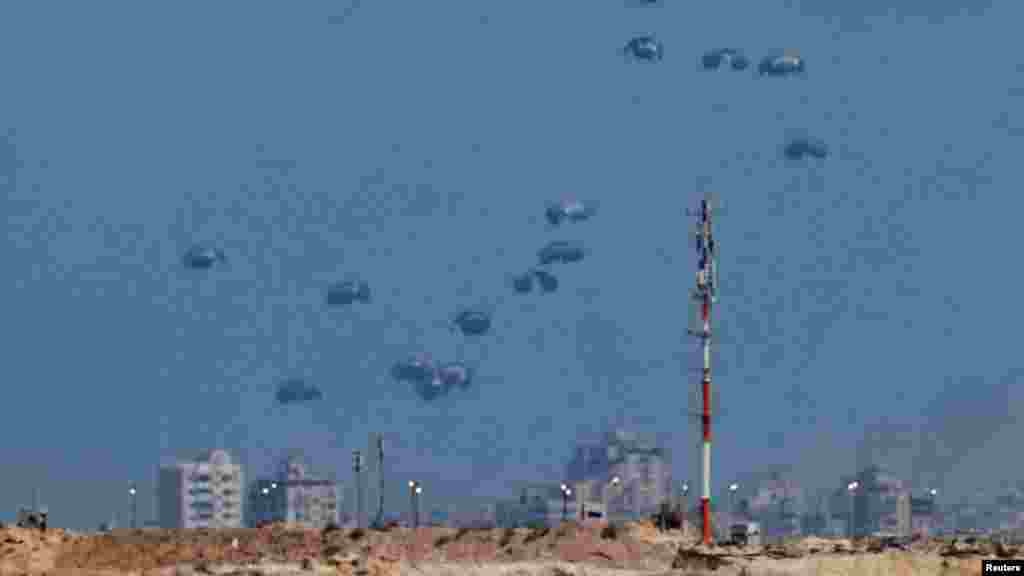 A Gázában egyre súlyosbodó éhínségre reagálva Izrael több országnak engedélyezte, hogy élelmiszercsomagokat dobjanak le a háború sújtotta területre. A hét elején a nemzetközi részvételével kialakított légihíd repülőgépei 120 csomagot szállítottak a helyszínre az Izraeli Védelmi Erők közlése szerint