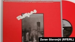 Omot albuma "Paket aranžman" iz 1981. godine, na kome su zabeleženi snimci do tada nepoznatih bendova Šarlo akrobata, Električni orgazam i Idoli. 