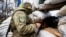 Украинский военнослужащий на блокпосте в городе Житомир, 27 февраля