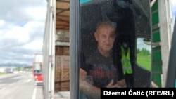 Vozač kamina na prelazu iz BiH u Hrvatsku kod Bihaća, maja 2021. Po Udruženju prevoznika entiteta Republike Srpske, BiH je u protekle tri godine napustilo između 4.500 i 5.000 profesionalnih vozača. To je samo jedno od zanimanja koje trpi posljedice odliva radne snage iz BiH. 