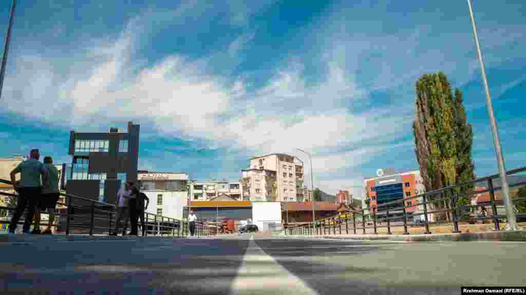 Ai, dhe shumë qytetarë të tjerë, kalonin andej dhe ndaleshin për t'i bërë foto urës së re.