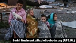 Gyerekek az orosz rakétatámadás helyszínén Kijevben, 2025. augusztus 28-án