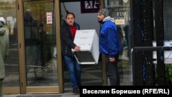 Хамали и данъчни служители изнасят офис мебели, компютри и документи от вече бившата сграда на НАП на ул. "Врабча" 23 в София, 15 ноември 2024 г.