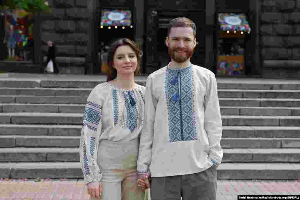 Ukrajinci nose tradicionalne vezene košulje kako bi proslavili Dan Višivanke u Kijevu.