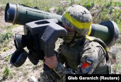 Un soldat ucrainean manevrează un sistem de rachete Javelin în timpul unui exercițiu militar de lângă Rivne, Ucraina, 26 mai 2021.