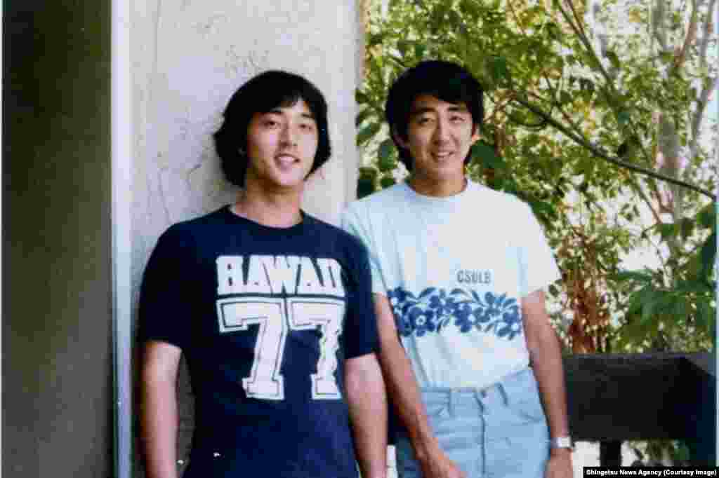 იაპონიის მომავალი პრემიერ-მინისტრი შინზო აბე (მარჯვნივ) სამხრეთ კალიფორნიის უნივერსიტეტში საჯარო პოლიტიკის სწავლის დროს.