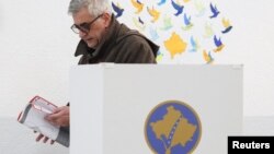 Гласач на парламентарните избори во Косово, 9 февруари 2025