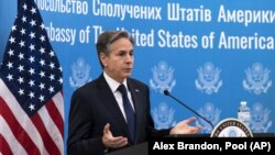 Sekretari amerikan i Shtetit, Antony Blinken flet teksa përshëndet stafin e Ambasadës amerikane në Kiev të Ukrainës më 19 janar, 2022.