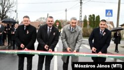 Balról jobbra: Hubai Imre, a Jász-Nagykun-Szolnok Vármegyei Közgyűlés elnöke, F. Kovács Sándor, a térség országgyűlési képviselője, Lázár János építési és közlekedési miniszter és Ujvári Imre, Tiszafüred polgármestere átvágja a nemzeti színű szalagot 2025. március 14-én