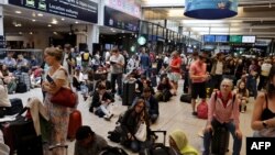 Pasageri așteptând la Gare Montparnasse din Paris la 26 iulie 2024.