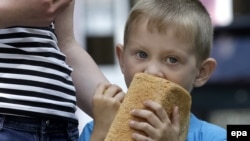 Хлопчик їсть хліб, який безкоштовно роздає «ДНР» в Донецьку, 3 червня 2015 року 
