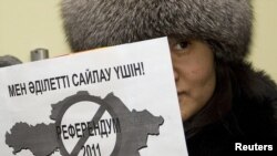 Гражданские активисты протестуют против проведения референдума по продлению полномочий президента Казахстана Нурсултана Назарбаева. Алматы, 13 января 2011 года. 