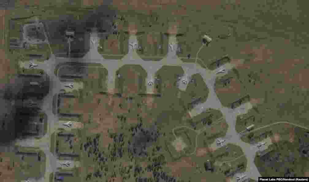 Druga satelitska slika prikazuje zračnu bazu Belaya prije i poslije napada ukrajinskih dronova.