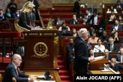 Guvernul condus de fostul negociator-șef al Brexitului de partea europeană, Michel Barnier, a încercat să aprobe un buget de austeritate fără votul parlamentului, printr-o procedură specială înscrisă în articolul 49.3 al constituției.