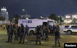 Cei arestați sunt duși în duba poliției