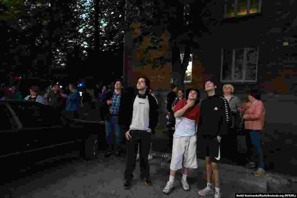 Жители дома, в котором возник пожар из-за атаки войск РФ