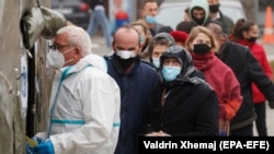 Pritja për testin PCR, QKUK, 12 nëntor 2020