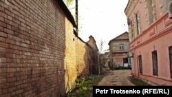 Двор в старой части Уральска.