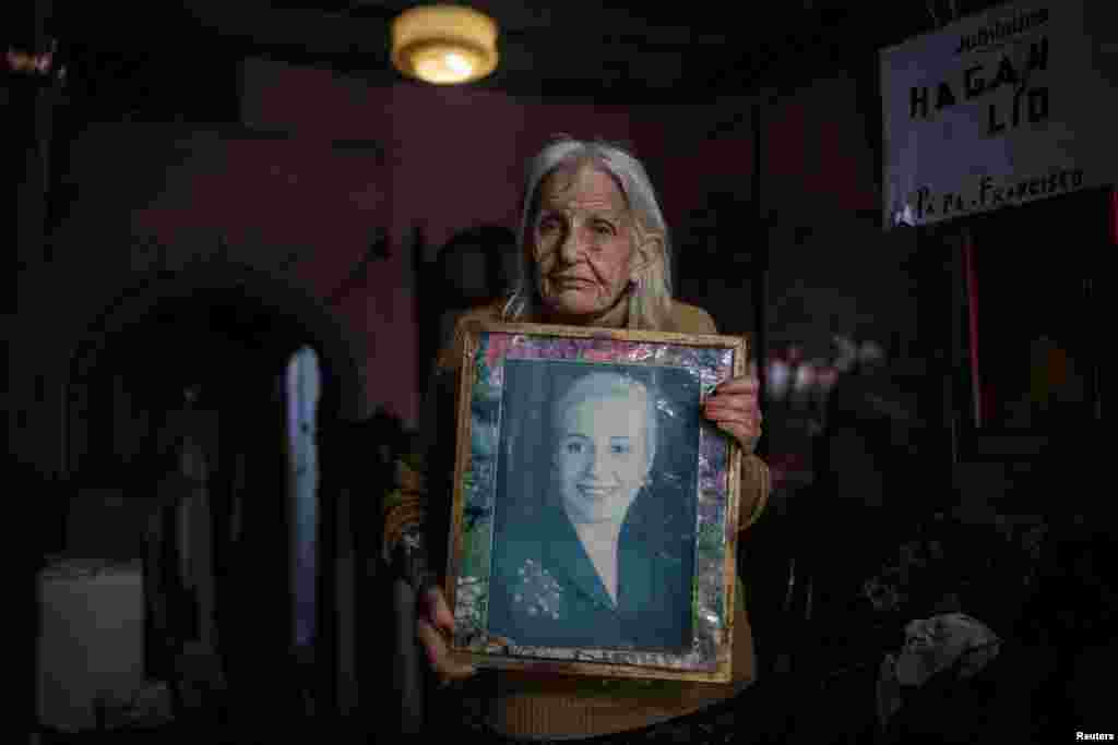 „Azt mondom a többi nyugdíjasnak, hogy nincs szégyellni való abban, ha segítséget kérnek, de ahhoz, hogy kijussunk ebből a zűrzavarból, csatlakozniuk kell a tüntetésekhez. Ne maradhatnak a fotelben, a tévé előtt ülve” – mondja Olga. Szeret hősnőjére, Evita Peronra hivatkozni, aki az 1950-es évek argentin first ladyje volt, és akit az ország szegényei közül sokan még mindig szeretnek.