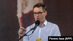 Karácsony Gergely főpolgármester beszédet mond a Fudan-projekt elleni tüntetésen Budapesten, 2021. június 5-én