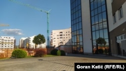 Hram se nalazi u neposrednoj blizi stambenih objekata (na fotografiji, 2. septembar 2021.)