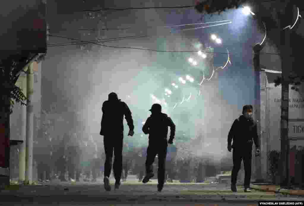 Prosvjednici bježe od suzavca tijekom sukoba s policijom u Biškeku.