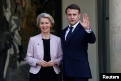 În imagine, președintele francez, alături de Ursula von der Leyen, președinta Comisiei Europene.