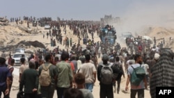 Palestinci idu prema kamionima kako bi primili humanitarnu pomoć, Džebalija, 22. jula 2025.